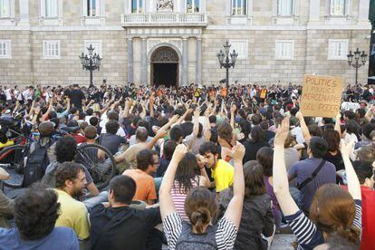 Un millar de indignados ha tomado la plaza de Sant Jaume, donde tiene su sede el Palau de la Generalitat.