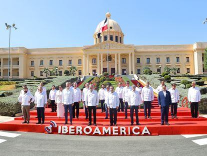 Líderes posan durante la foto familiar en la XXVIII Cumbre Iberoamericana de Jefes de Estado y de Gobierno, en Santo Domingo.