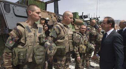 Hollande pasa revista a las tropas francesas en la base afgana de Kapisa.
