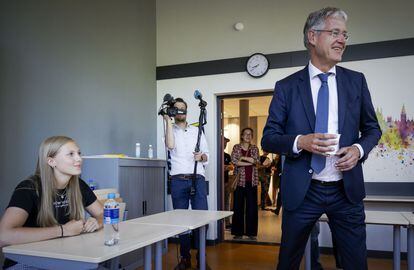 El ministro de Educación de Países Bajos, Arie Slob, durante una visita a una escuela en Hilversum en junio.