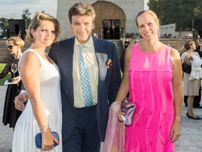 Benjamin de Rothschild con su esposa Ariane y, a la izquierda, la hija de ambos Noémie en Pauillac, Francia en 2013.