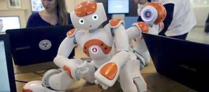 Un robot humanoide en el taller de la empresa francesa Aldebaran Robots.
