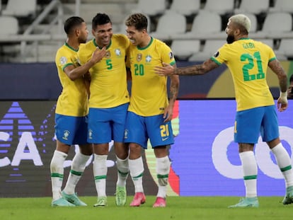 Los jugadores de Brasil celebran el gol de Casemiro ante Colombia.