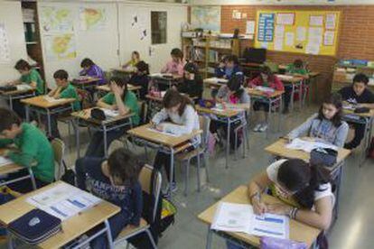 Alumnos de 6º de primaria del CEIP Josep Maria Pujol de Barcelona realizando las pruebas este lunes.