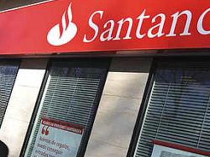 Fachada de una oficina de Banco Santander en Madrid.