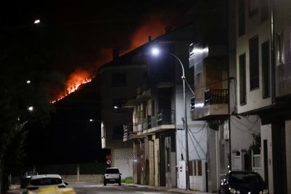 El fuego forestal, visto desde Verín. Las llamas han amenazado varias casas de la localidad de la provincia de Ourense. 