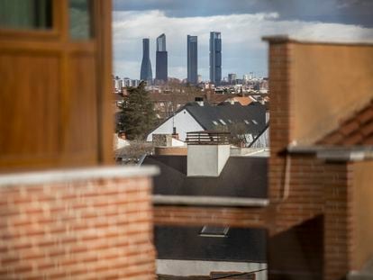 Vista de Madrid desde una urbanización de viviendas unifamiliares en Pozuelo de Alarcón, el pasado diciembre.