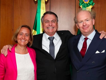 El presidente de Brasil, Jair Bolosnaro, abraza a la diputada alemana de extrema derecha Beatrix von Storch y a su marido, Sven von Storch.