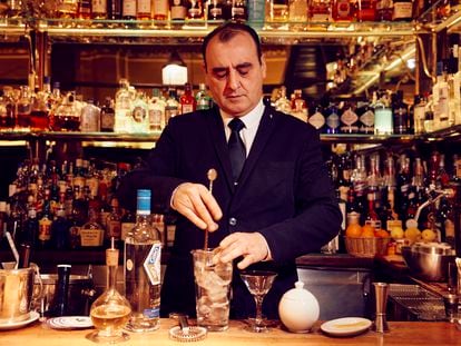 Javier Rufo, barman y encargado de camareros del Bar Cock, prepara un cóctel tras la barra. 