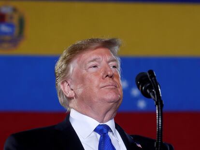 Trump delante de una bandera venezolana, en Miami, en una imagen de febrero de 2019.