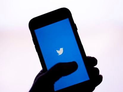 Un usuario abre la aplicación de Twitter en un teléfono móvil, el pasado 25 de abril.