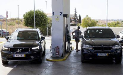 Un cliente reposta en una gasolinera de Ayamonte (Huelva).