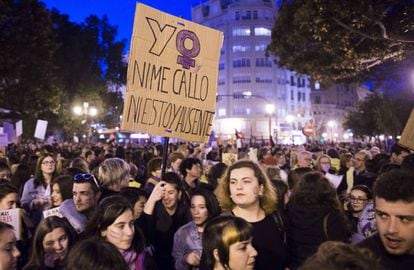 Miles de personas se han unido en Valencia a la marcha del D&iacute;a de la Mujer. 