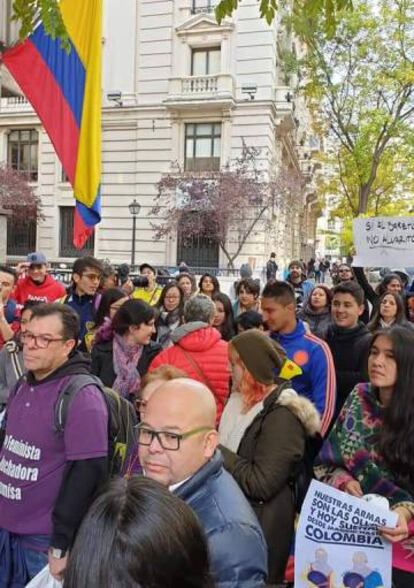 Manifestantes colombianos durante un cacerolazo en Madrid.