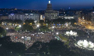 Panorámica de una plaza de Catalunya repleta de concentrados, ayer a primera hora de la noche.