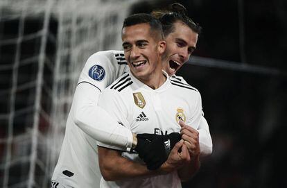 Bale felicita a Lucas Vázquez tras el segundo gol del Madrid.