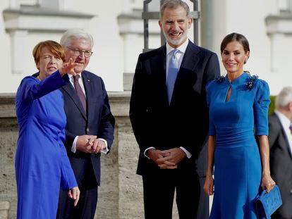 El presidente alemán, Frank-Walter Steinmeier, y su esposa, Elke Büdenbender, reciben a los Reyes en el palacio de Bellevue, en Berlín.