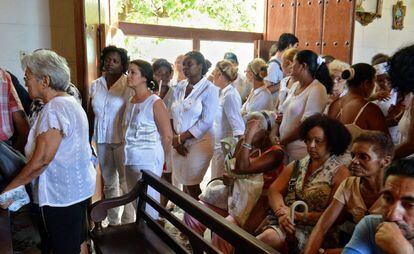 "Las mujeres de blanco", organización de derechos humanos, asisten al velatorio por Oswaldo.
