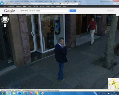 Un hombre captado por el Street View de Google en Barcelona.