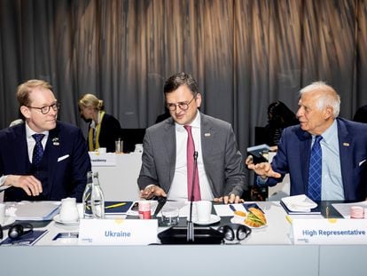 Desde la izquierda, el ministro de Exteriores sueco, Tobias Billström, el jefe de la diplomacia ucrania, Dmitro Kuleba y el alto representante para Política Exterior de la UE, Josep Borrell, este sábado en Estocolmo.