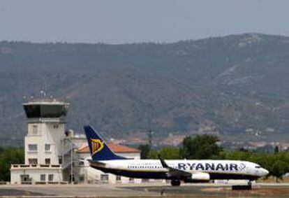 Un avión de la compañía irlandesa Ryanair por la pista del aeropuerto de Reus (Tarragona). EFE/Archivo