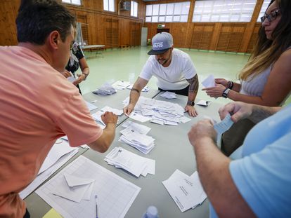 Recuento de votos tras el cierre de los colegios electorales este domingo, en Bilbao.