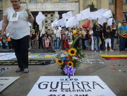 Un grupo de colombianos celebra en la ciudad de Medell&iacute;n la firma del cese al fuego definitivo entre las FARC y el Gobierno. 