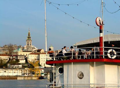 Gente en una barcaza en las aguas del río Sava, Belgrado