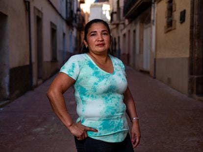Marilú Argueta, trabajadora de limpeza que se ha acogido al programa piloto de acogida de refugiados en pueblos de Cataluña de menos de 500 habitantes 'Oportunitats 500', en la plaza de la iglesia de Ulldemolins.