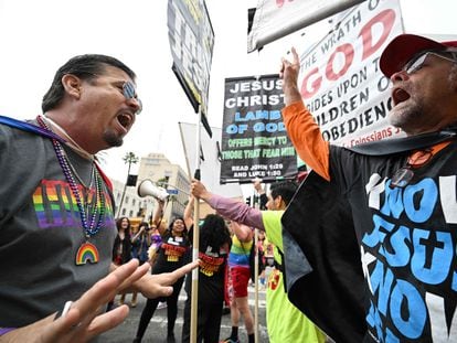 Un hombre discute con un manifestante religioso antigay en el Desfile del Orgullo de Los Ángeles 2023 el pasado 11 de junio de 2023 en Hollywood, California (EE UU).