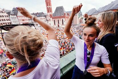 Laura Freigang y Lina Magull, del equipo de fútbol femenino alemán, celebran en el balcón del Ayuntamiento de Roemer, el regreso del equipo de la Eurocopa 2022, después de perder ante Inglaterra en la final del domingo, en Fráncfort, el lunes.