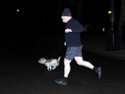 Boris Johnson corriendo en el parque de St. James, en Londres.