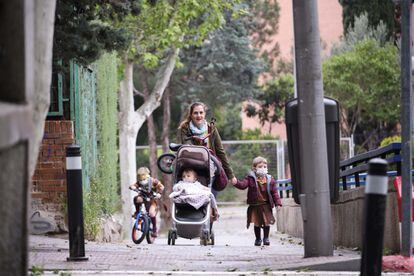 Una madre acompañada de sus tres hijos durante su paseo, en Madrid.
