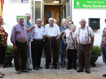 Afectados por el abandono del centro de mayores Mar&iacute;a Zambrano, de Alcobendas.