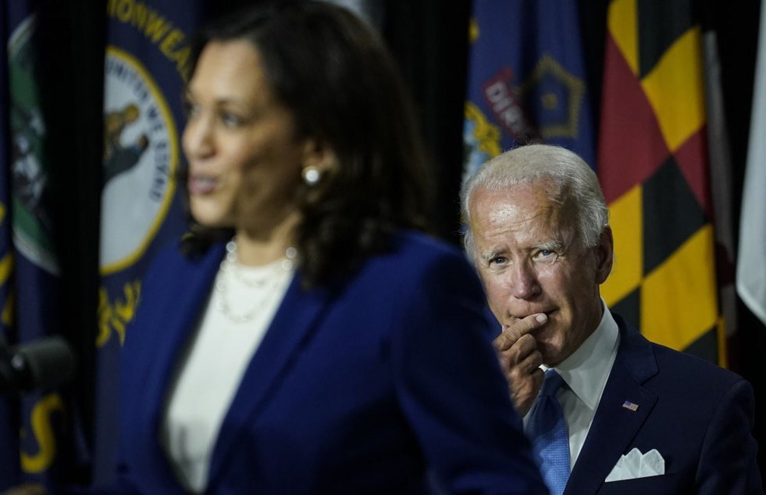 Joe Biden, exvicepresidente de Estados Unidos y candidato nominado del Partido Demócrata en las elecciones presidenciales del 2020, y Kamala Harris, aspirante a la vicepresidencia, en su primera rueda de prensa conjunta en un colegio en Wilmington (Delaware), agosto de 2020. 
