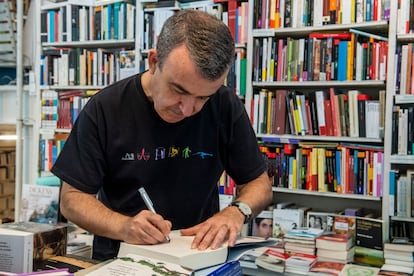 Lorenzo Silva firma un ejemplar de su última novela El mal de Corcira.