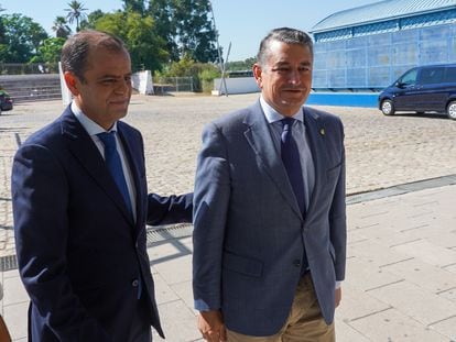 El director general de Canal Sur, Juan de Dios Mellado (a la izquierda), junto al consejero andaluz de Presidencia, Antonio Sanz, el pasado septiembre en Sevilla.