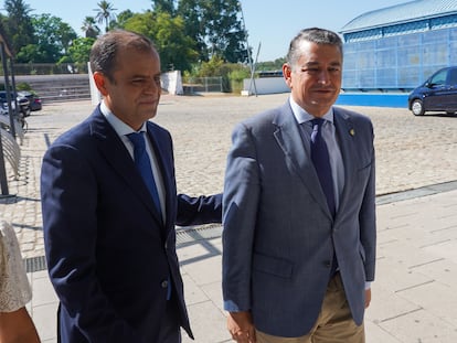 El director general de Canal Sur, Juan de Dios Mellado (a la izquierda), junto al consejero andaluz de Presidencia, Antonio Sanz, el pasado septiembre en Sevilla.