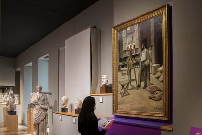 La pintura de Santiago Rusiñol 'Enric Clarasó en su taller', procedente de la galeria Gothsland de Barcelona, junto al busto del emperador, en el museo Marès de Barcelona.