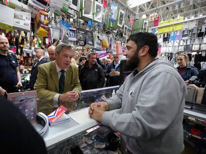 Nigel Farage, l&iacute;der del antieuropeo UKIP, en una tienda de Birmingham.