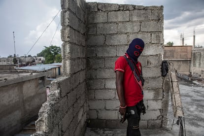 Un pandillero, con pasamontañas y armado con una pistola, posa para una foto en el barrio Portail Leogane de Puerto Príncipe, el 16 de septiembre de 2021.