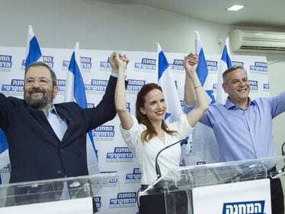 De izquierda a derecha, Ehud Barak, Stav Shafir y Nitzan Horowitz, el jueves en Tel Aviv.