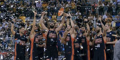 Los jugadores del Valencia celebran el título.