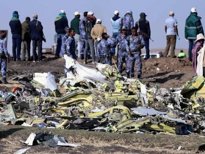 La policía federal etíope en el lugar del accidente del vuelo 302 de Ethiopian Airlines el 10 de marzo. En vídeo, declaraciones del CEO de Boeing.