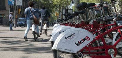 Una estaci&oacute;n del Bicing en la plaza de la Universitat de Barcelona.