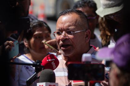 El señor Mario César González, padre de unos de los 43 jóvene habla al salir de la reunión en Palacio Nacional, este miércoles.