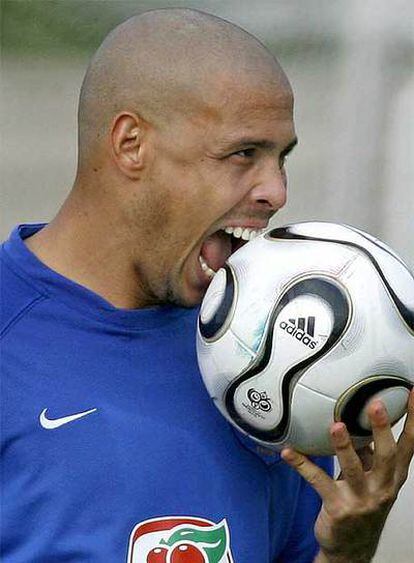 Ronaldo muerde una pelota durante un entrenamiento con la selección brasileña.