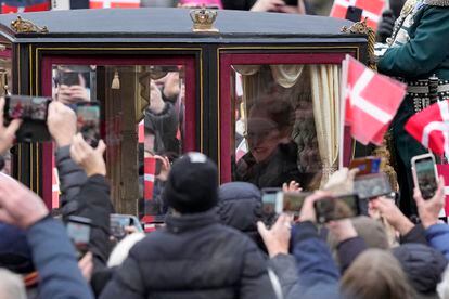 La reina Margarita de Dinamarca saludaba a los ciudadanos congregados en el centro de la capital danesa, este domingo. 