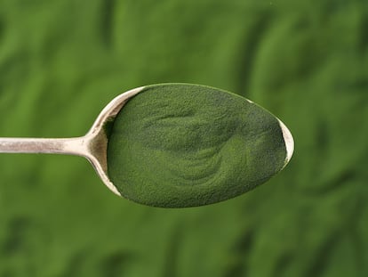 El polvo de chlorella o espirulin ofrece importantes beneficios para la salud.