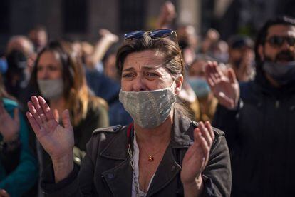 Una mujer llora durante la manifestación organizada por los empresarios por las medidas adoptadas por el Govern.
